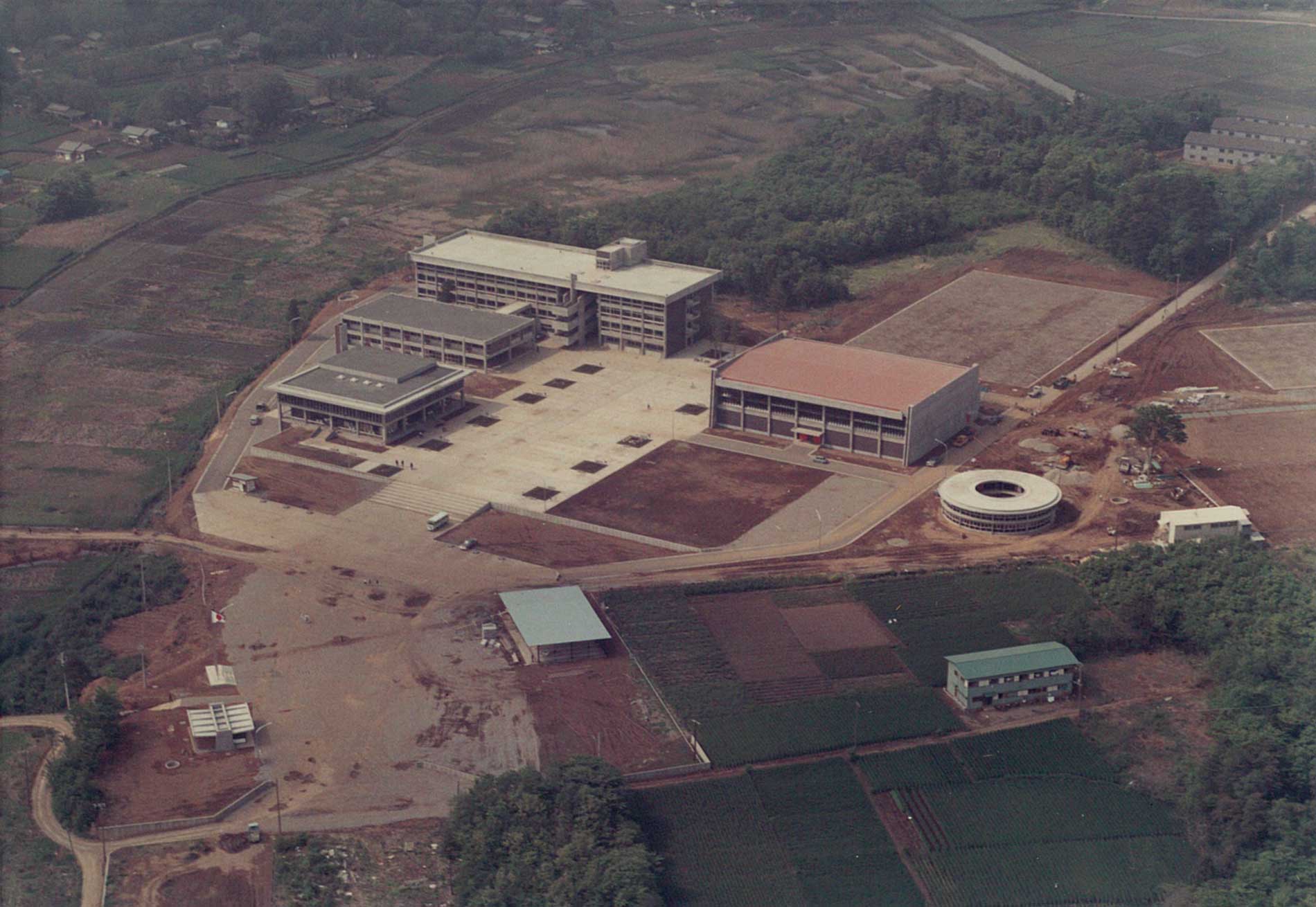 芝浦工業大学大宮キャンパス開校50周年、システム理工学部開設25周年 -- 卒業生を迎える記念イベントを実施