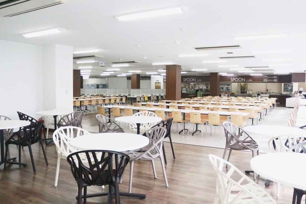 帝京大学八王子キャンパスの学生食堂が、おしゃれなカフェ風にリニューアルオープン -- エリアごとにテイストを変え、女子学生向けメニューも充実