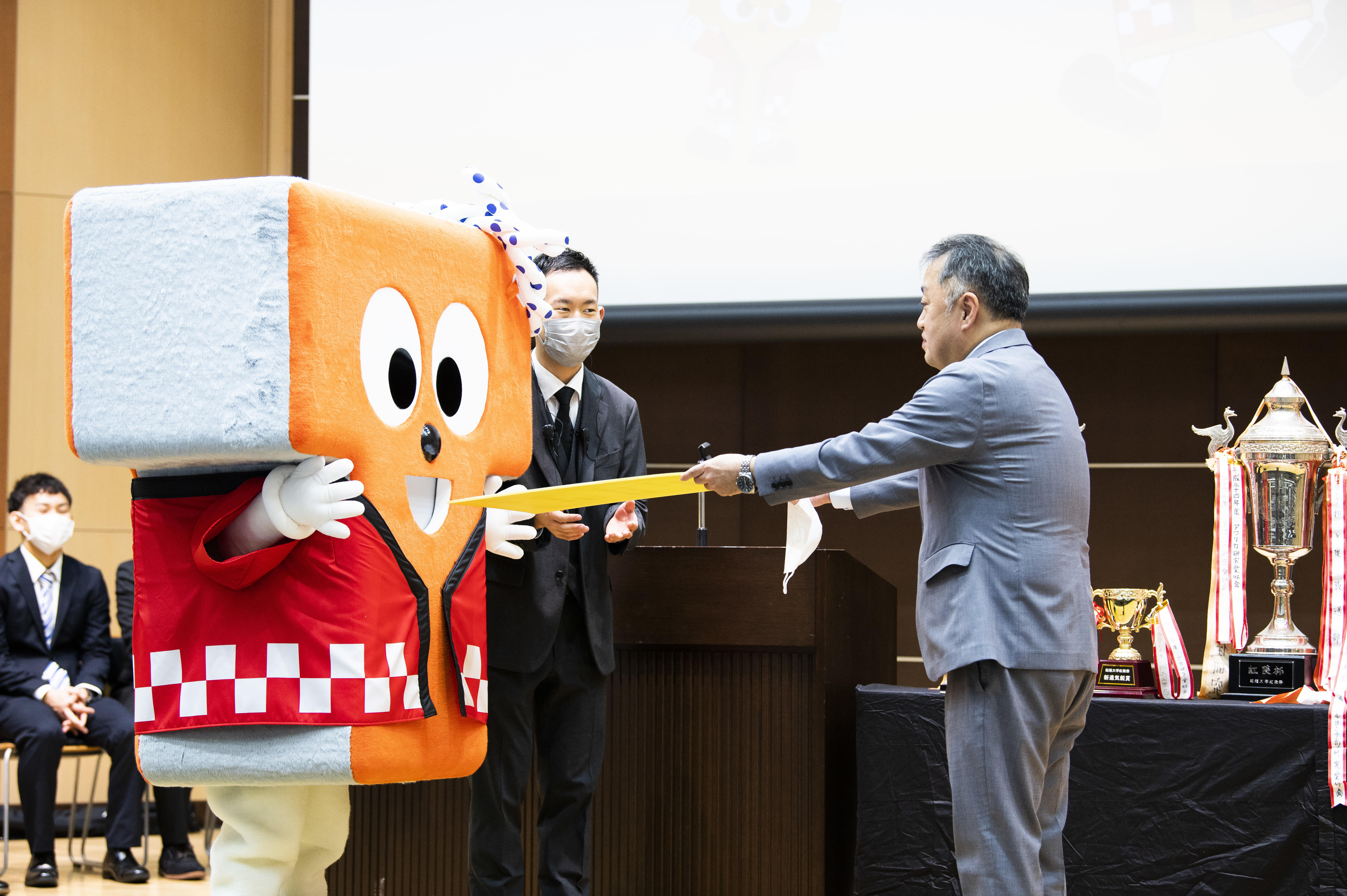 学生が考案した大学祭マスコットキャラクター「タッピー」が拓殖大学広報大使に昇格　鈴木昭一学長より委嘱状が授与されました