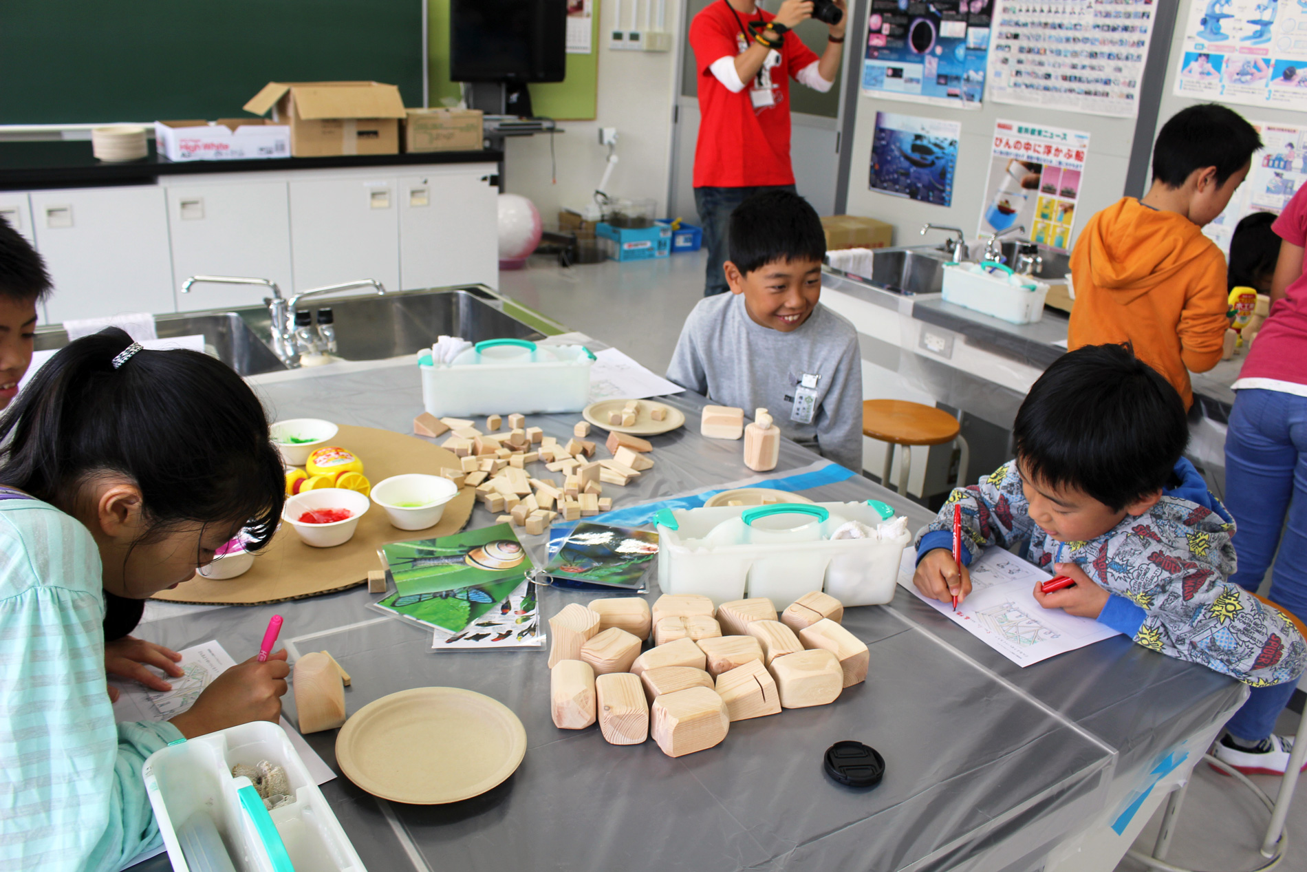 東洋大学理工学部建築学科のゼミ活動において東日本大震災で被害を受けた宮城県の小学校で建築のワークショップを実施