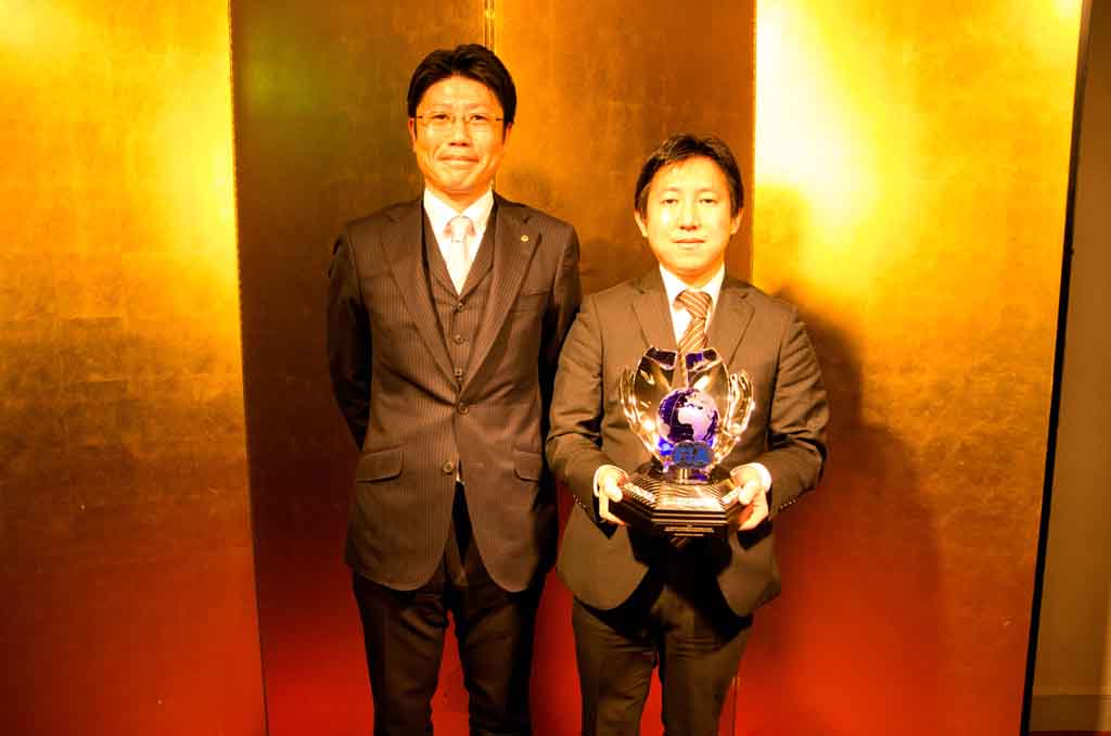 大阪産業大学ソーラーカープロジェクトが「2016年JAFモータースポーツ表彰式」でトロフィーを受賞 -- 昨年に引き続き5回目