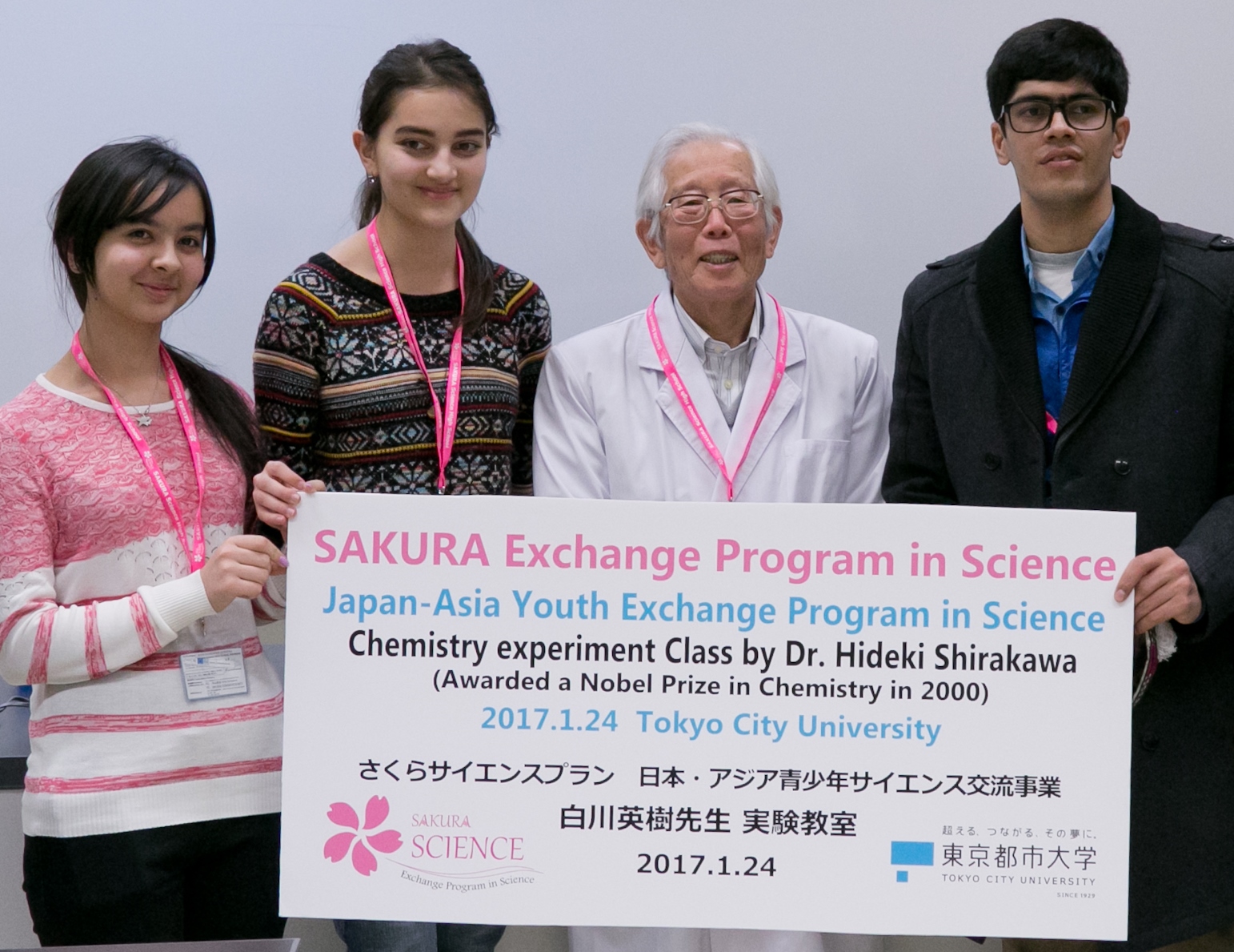 ノーベル化学賞受賞者の白川英樹博士と東京都市大学の学生が中心となり、アジア各国の高校生に実験教室を開催