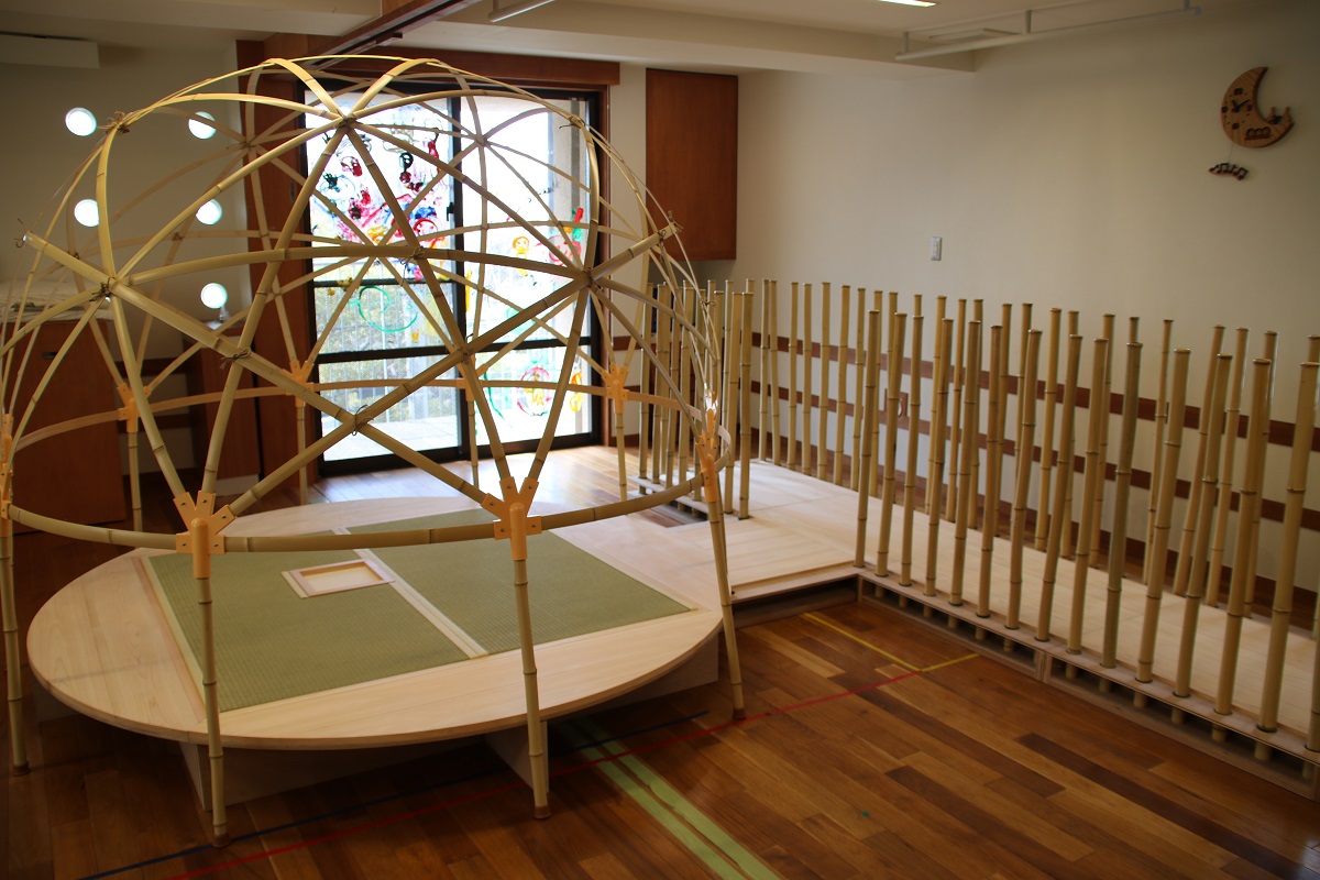 「木の次世代茶室コンペティション」最優秀作品 -- 大阪工業大学の学生がデザインした茶室を保育園に設置
