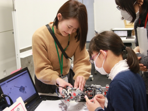 芝浦工業大学 -- “工学女子を育てよう！プロジェクト”　女子学生が、女子中学生を対象にロボットプログラミング講座を実施