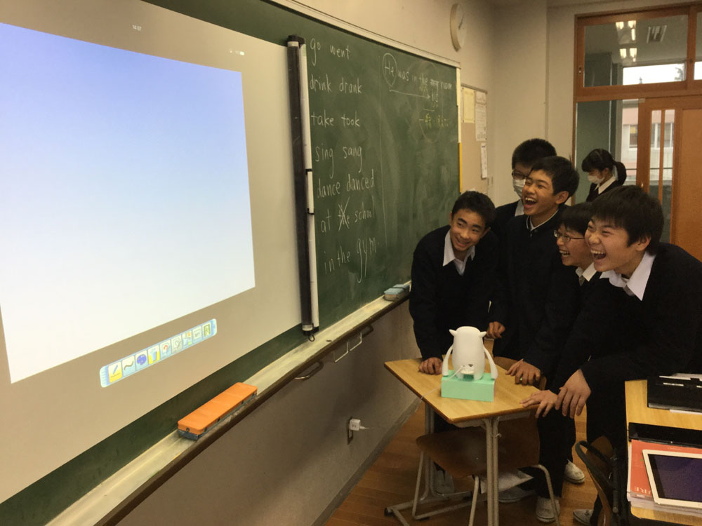 明星中学校・高等学校が英語学習用AIロボット「Musio」を英語の授業に本格導入 -- 私立中学校の正規の授業での導入は日本初