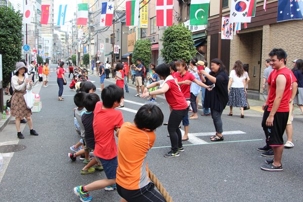 東洋学園大学生が7月16日開催の本郷大横丁通り納涼祭に協力 -- 学生が新旧住民の交流と地域の防犯に貢献、輪投げや夏休み前の子ども向け防犯クイズなども実施