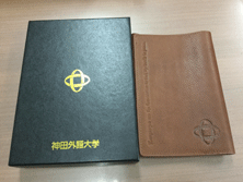 神田外語大学が卒業式や各種セレモニーで配布する贈答品として、オリジナルブックカバーを作成 -- 学生の活字離れにも寄与