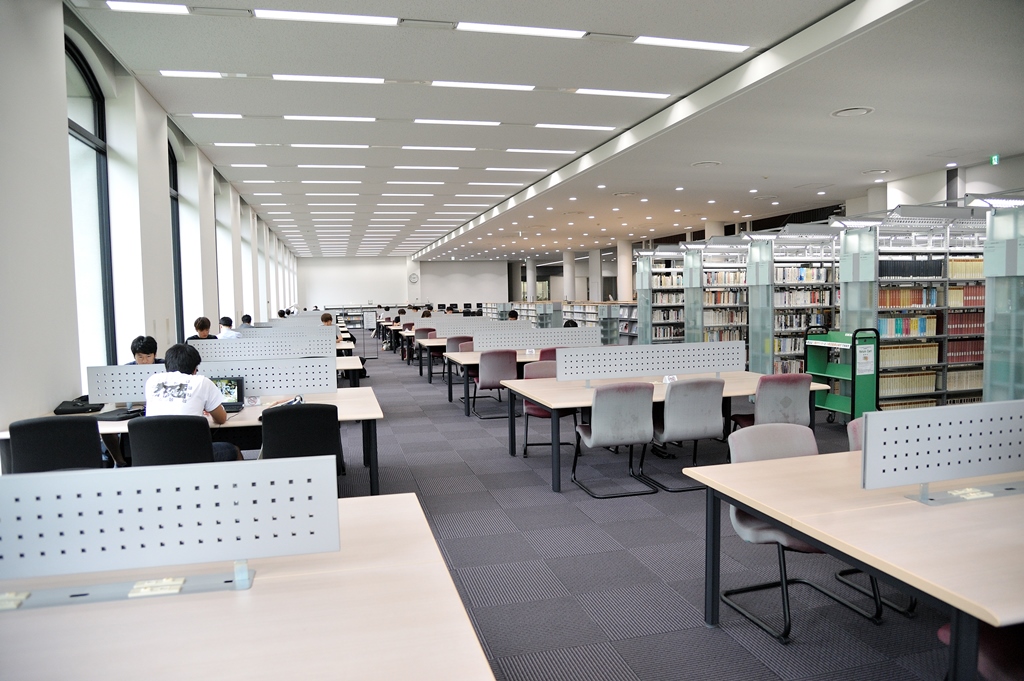 青山学院大学が夏期休業期間中、相模原キャンパスの万代記念図書館を高校生・予備校生に開放