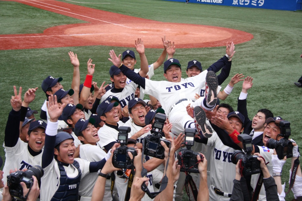 東洋大学硬式野球部が、学生野球日本一を祝して優勝報告会・パレードを開催