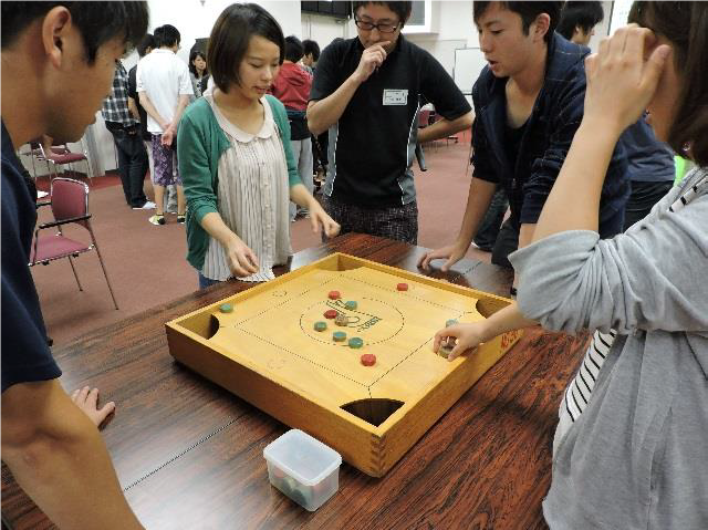 滋賀県立大学9月20日に「第1回 学長杯争奪カロム大会」を開催 -- 地元・彦根で親しまれているボードゲームで交流