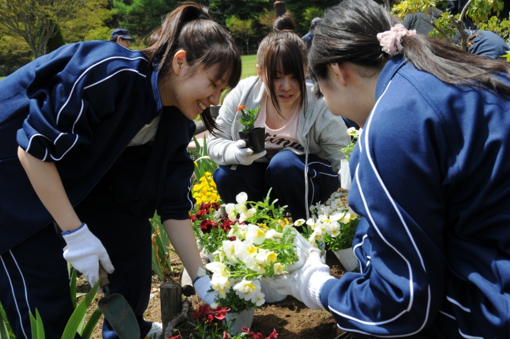 昭和大学富士吉田教育部１年生が、富士吉田ロータリークラブと合同で植花活動を実施