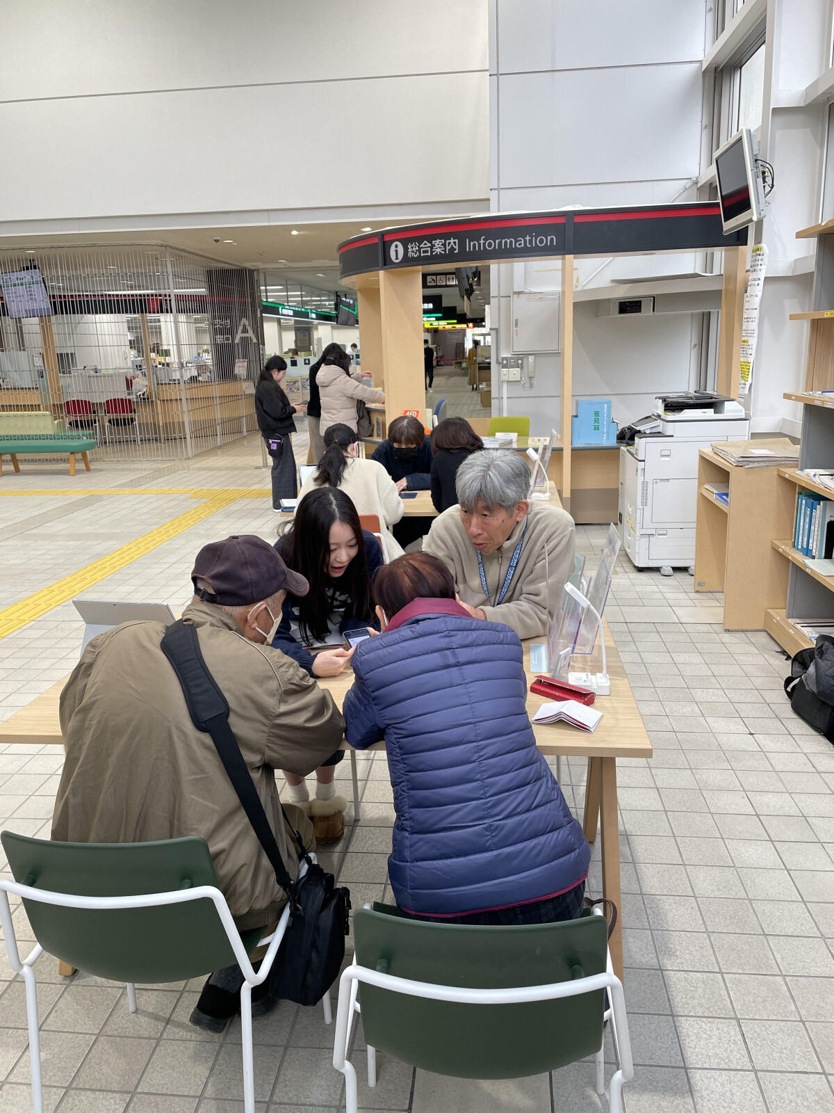 地域貢献の一環として「まるっと解決だれでもスマホ相談くらぶ」を実施  --福岡女学院大学