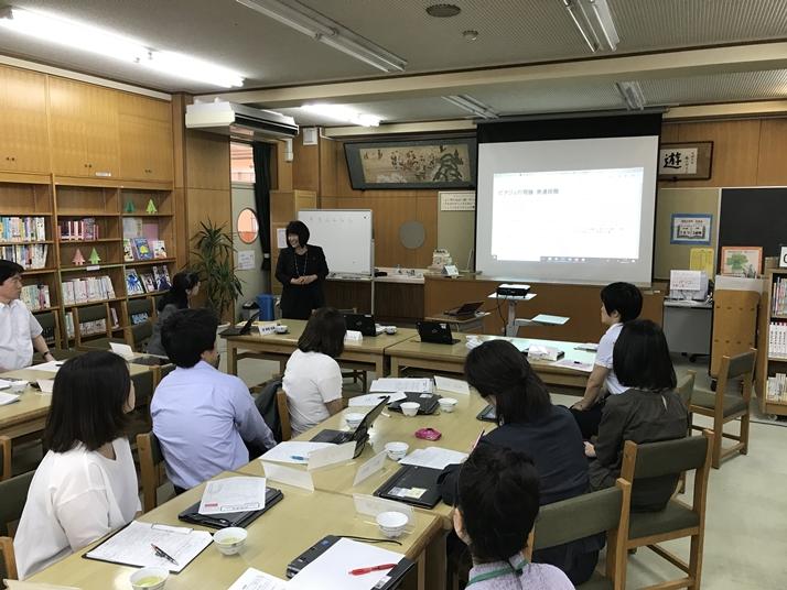 江戸川大学情報文化学科の玉田和恵教授が湯島小学校で教諭向けプログラミング研修を実施 -- プログラミング的思考育成について小学校教諭に助言