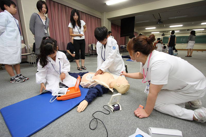 東邦大学医学部が本格的な医療現場を体験できる「小学生　夏の医学校」を今年も開催――参加する親子を募集中