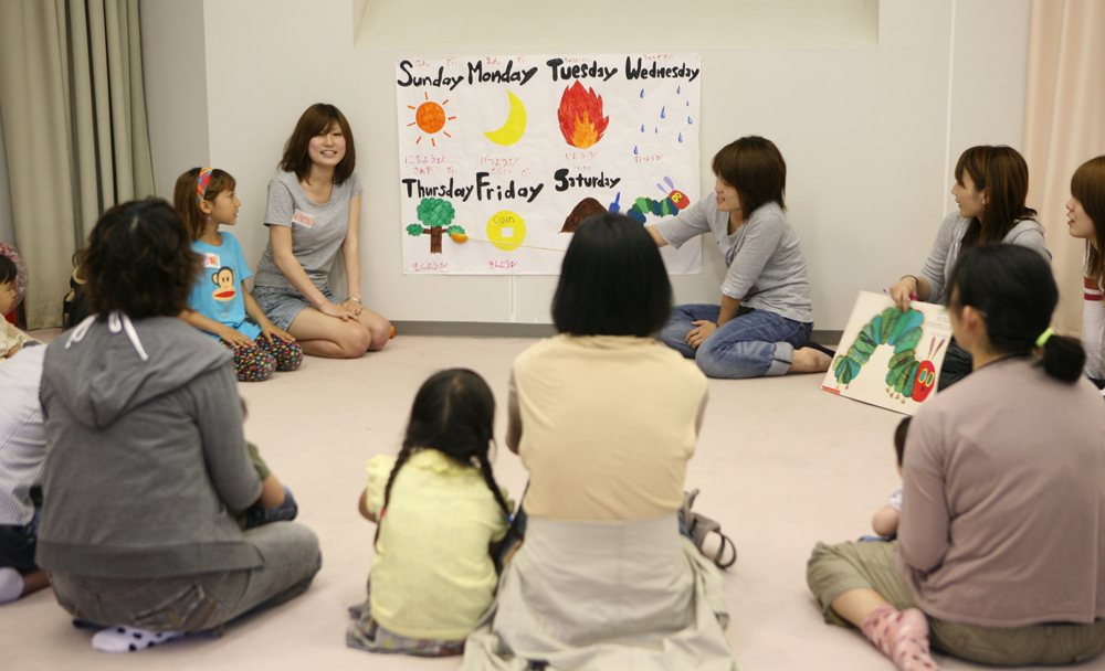 札幌大学女子短期大学部が、英語と日本語による絵本の読み聞かせ「バイリンガル・ストーリータイム」を開催