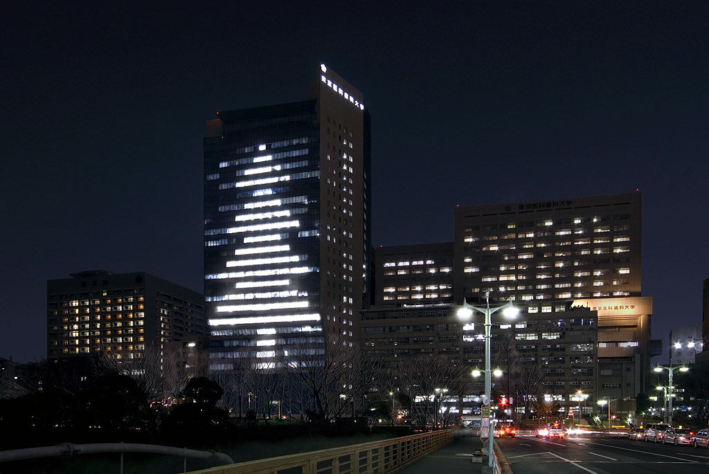 イブの夜に４５分間のサプライズな贈り物――東京医科歯科大学がＭ＆Ｄタワーの照明を利用して、巨大クリスマスツリーを表現