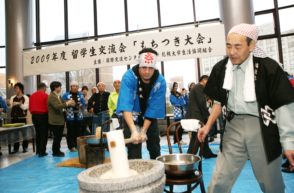 札幌大学が留学生交流会「もちつき大会」を開催