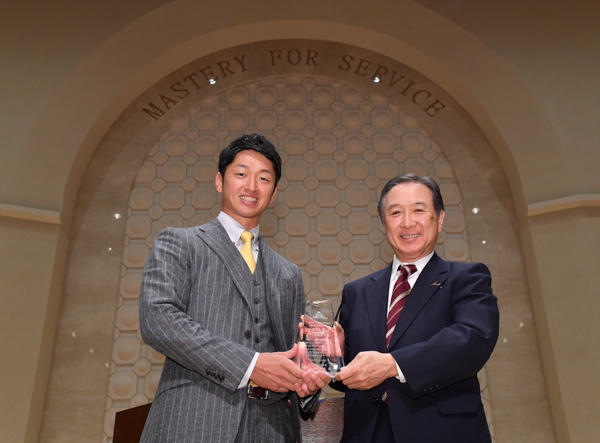 関西学院大学が阪神・近本選手に学長賞贈る～法学部の後輩らとトークセッションも
