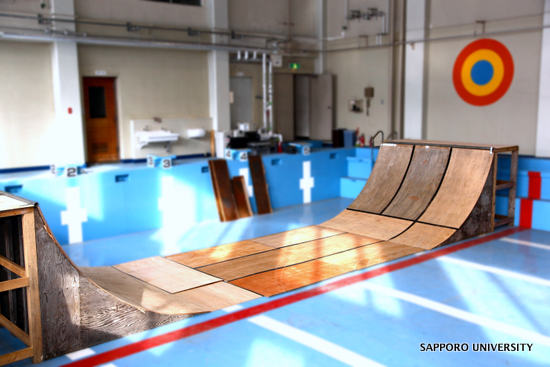 札幌大学「Ｘ－ＳＰＯＲＴＳ研究会」の練習施設に室内スケートボードランプを設置