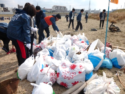◆関西大学生ら500人が大和川を大掃除◆SDGsの目標も意識し、大人数で河川の美化を目指す