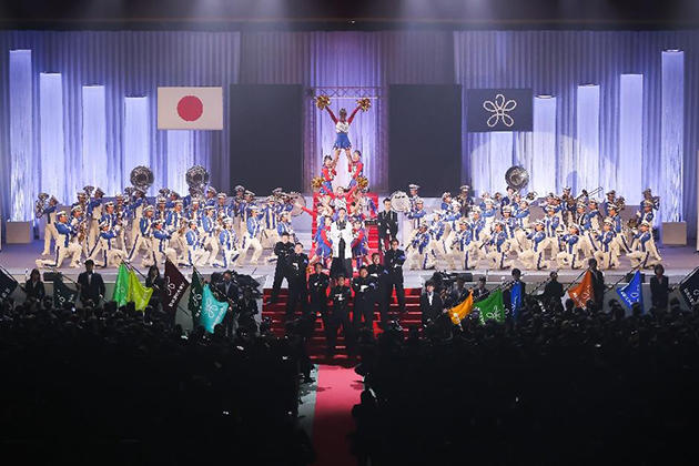 ド派手入学式！今年もつんく♂氏プロデュース　女性応援部団長が約7,200人を前に近大節を披露
