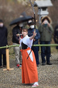 弓道部が1月2日に西宮・廣田神社の新春神事「弓始」に参加 -- 地域の平穏無事、弓矢に願い込める【甲南女子大学】