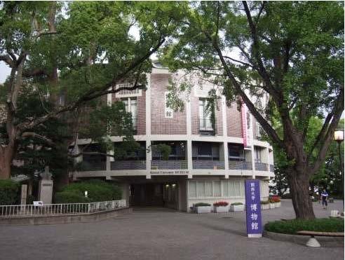 ◆創建90周年に花を添える''初''づくし！関西大学の歴史に新たな１ページ◆千里山キャンパス「簡文館」が大阪府指定文化財に指定～大阪府指定で、(1)戦後建築初！ (2)大学建築初！ (3)村野藤吾建築初！～