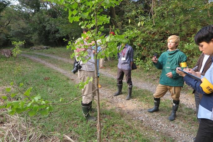 京都産業大学の学生が、三重県いなべ市にある公園の利用促進に向けて、樹木名や特徴をまとめた看板を設置