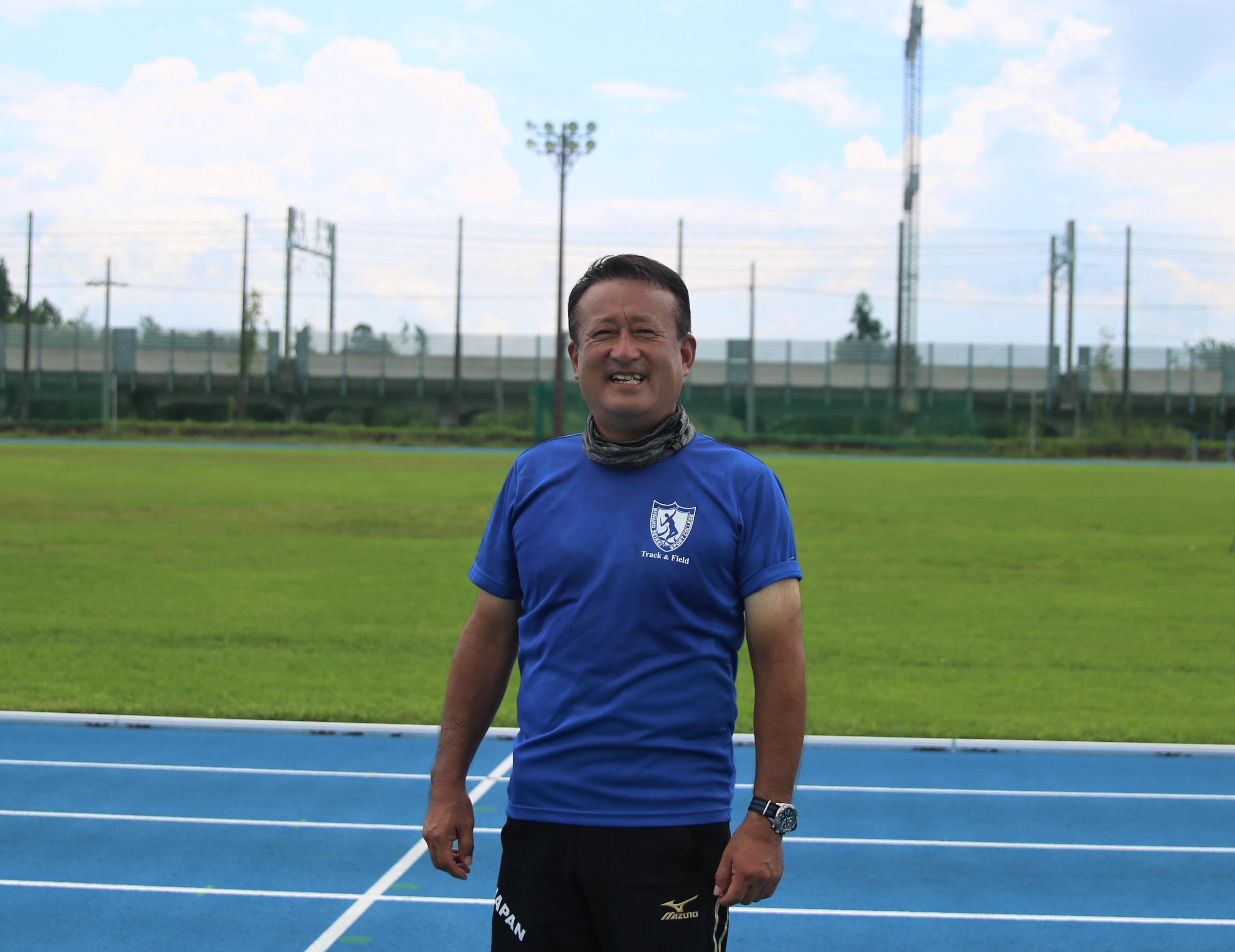 びわこ成蹊スポーツ大学陸上フィールドでパラリンピック日本代表の強化合宿を実施 -- 陸上競技部の石井田茂夫監督が選手を指導