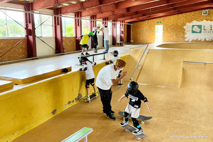 札幌大学が北海道美幌町との連携企画「スケートスクール」を開催 -- 学生2名がスケートボードの指導を担当