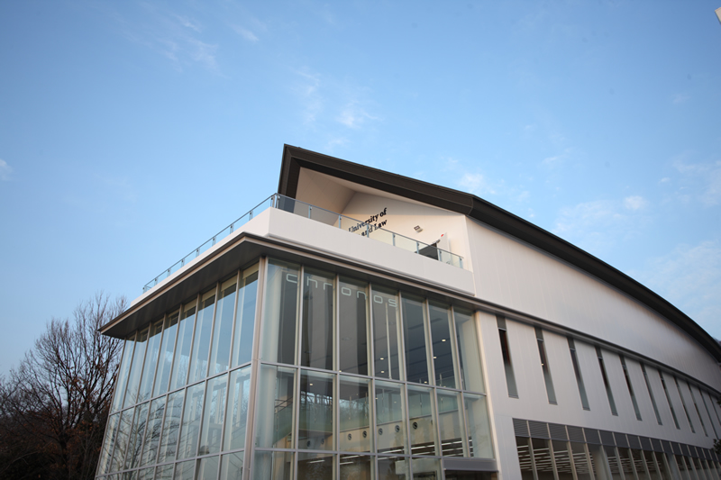 大阪経済法科大学の新たなシンボル・学生ホール棟「クロノス」が２０１１年２月２５日に竣工