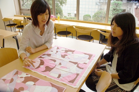 学生がインターンシップ先の企業とコラボし、オリジナルふろしき「Heart Cloth」を作成――実践女子大学・実践女子短期大学
