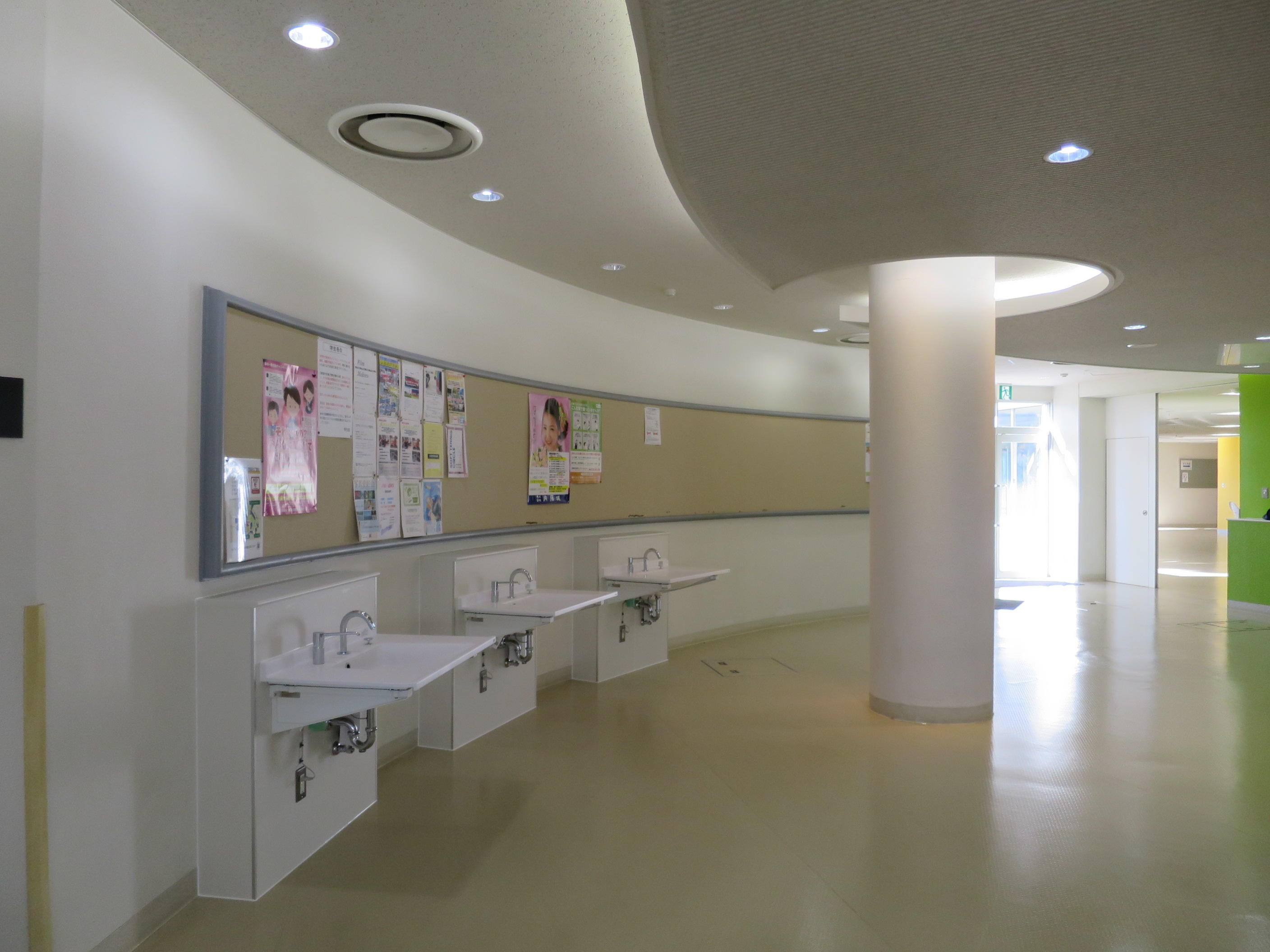 江戸川大学が新型コロナウイルス感染症対策として各棟エントランスに手洗い場を増設