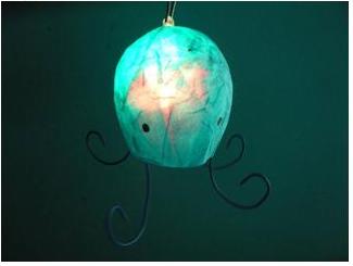 東京工科大学デザイン学部の学生らが、新江ノ島水族館と共同で子ども向けワークショップ「ふんわりクラゲ提灯」を開催