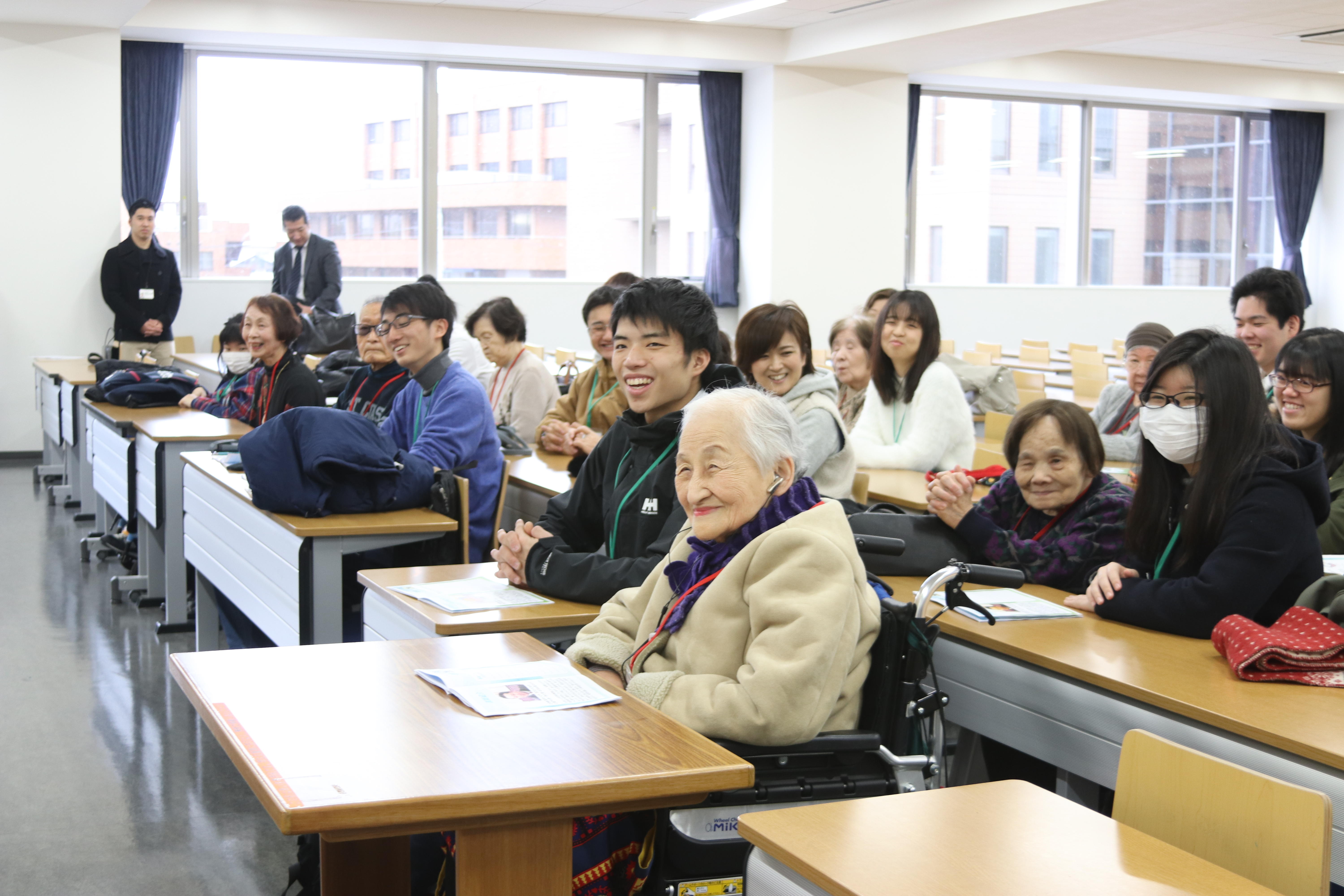 【高齢者が今を知り、学生が昔を学ぶ多世代交流企画】高齢者と若者が共に支え合う社会を目指して洛和会ヘルスケアシステムと合同で学生による高齢者対象のキャンパスツアーを実施します