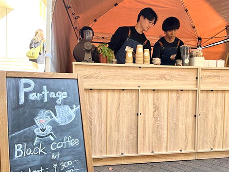 【京都橘大学】起業家をめざす学生たち9名が運営。テイクアウト専門カフェ「Partage（パルタージュ）」開店 ～タイ産コーヒー豆を使用したスペシャルティコーヒーを提供します～