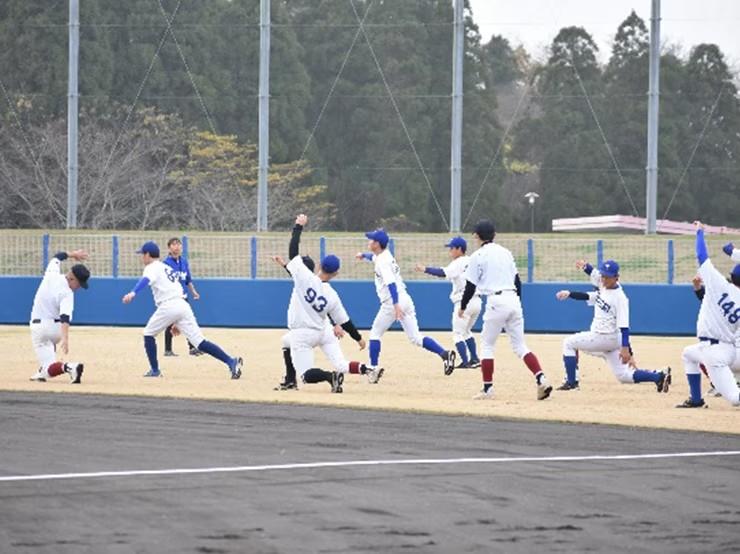 帝京平成大学硬式野球部の部員が「長生の森公園野球教室」に講師として参加