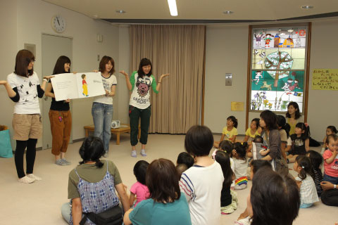札幌大学が英語と日本語による絵本の読み聞かせ『バイリンガルストーリータイム』を札幌市中央図書館で開催