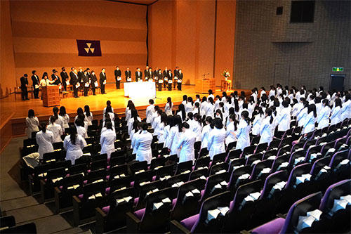【1月16日(金)】同志社女子大学薬学部医療薬学科新5年次生への白衣授与式（ホワイトコートセレモニー）を開催