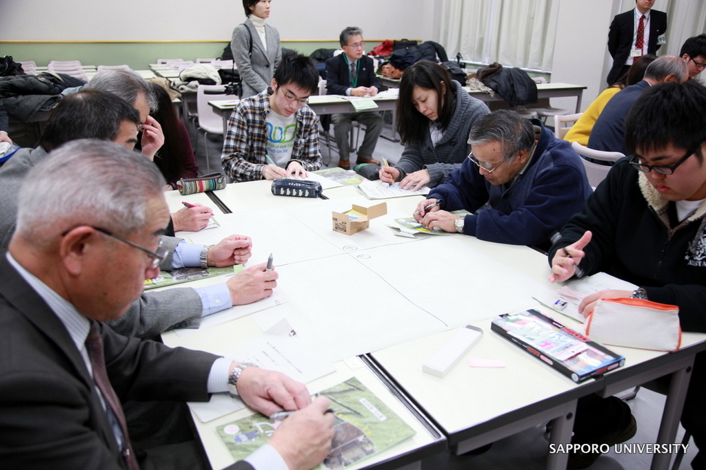 札幌大学法学部が「簡易型災害図上訓練（ＤＩＧ）」を実施――学生や事務局員が地域住民らと災害時における情報共有について意見交換