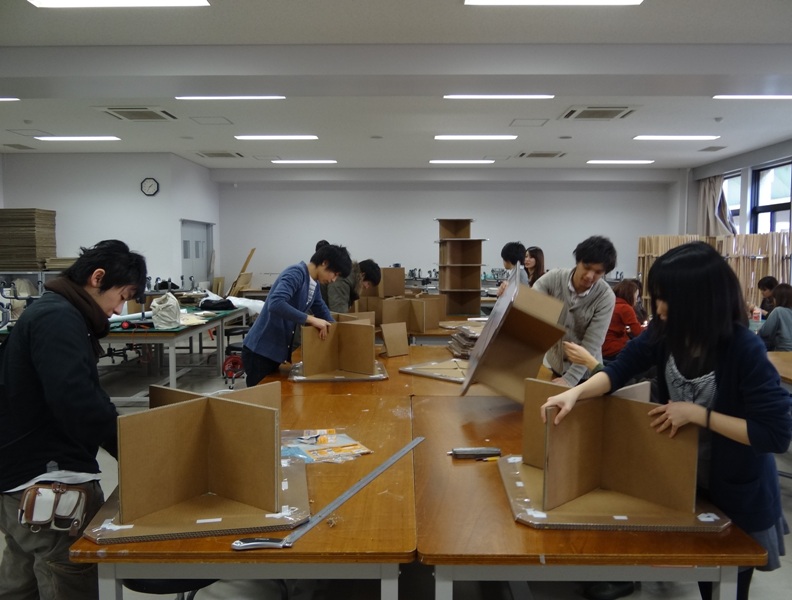 大阪工業大学の学生たちが段ボールテーブルと座椅子を製作 ～今自分たちが取り組める復興支援を～