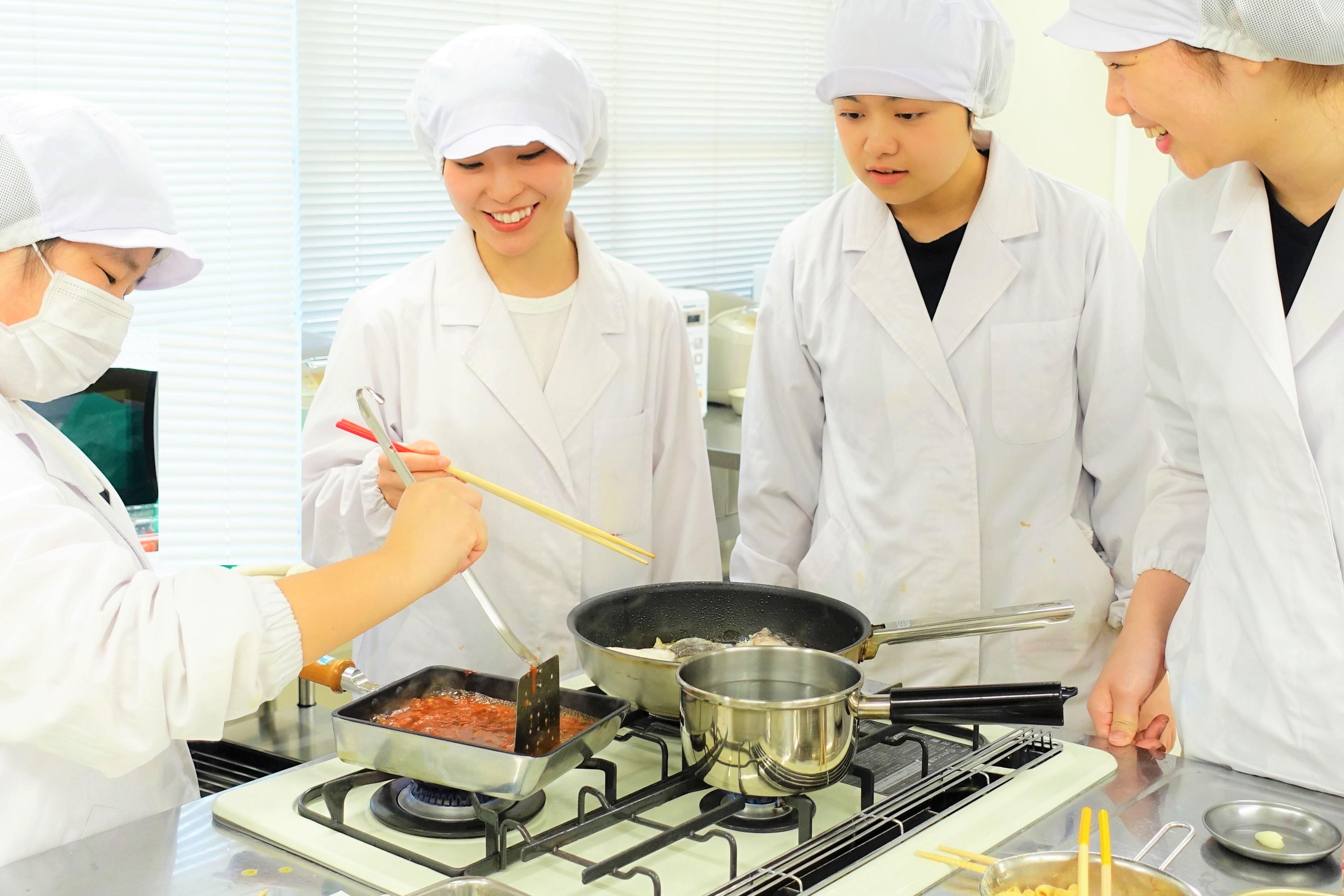 大阪国際大学短期大学部栄養士コースの学生が、守口市教育委員会とのコラボで中学校給食レシピを共同開発！