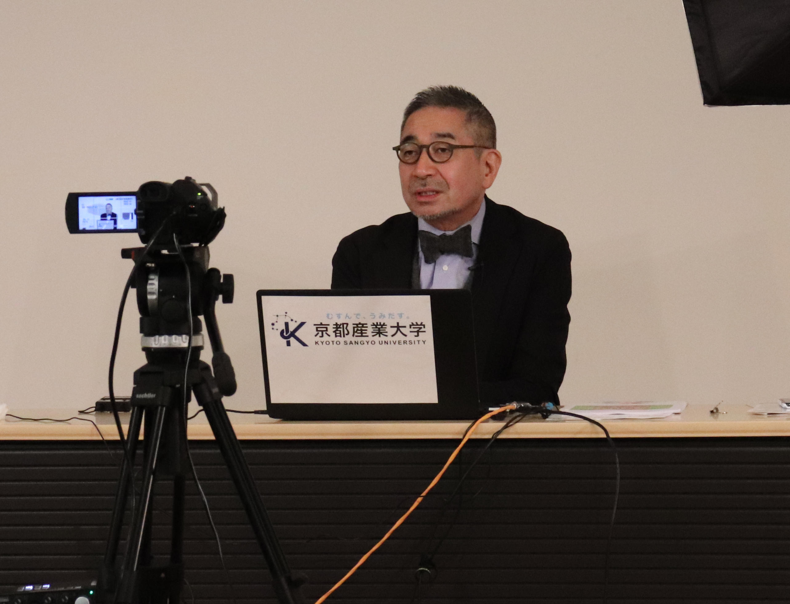 【京都産業大学】京都の老舗酒造会社社長の増田徳兵衞氏が「二十四節気と七十二候 日本の酒・世界の酒を知る」をテーマに京都産業大学ギャラリーで講演