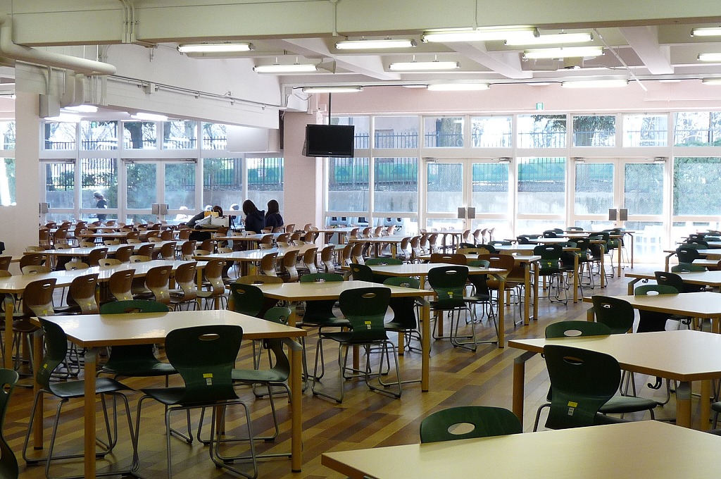 学食で鉄板ステーキを――駒澤大学の学生食堂が全面リニューアル