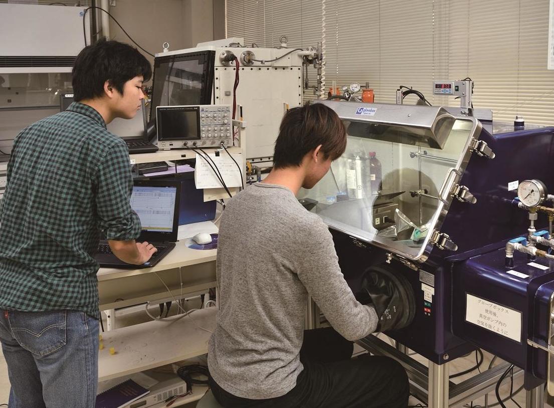 日本の有力大学とグローバル企業が会員の産学協働イノベーション人材育成協議会（C-ENGINE）に金沢工業大学が入会。大学院生による研究開発実践型の中長期研究インターンシップを通じて産学協同教育のさらなる充実を目指す