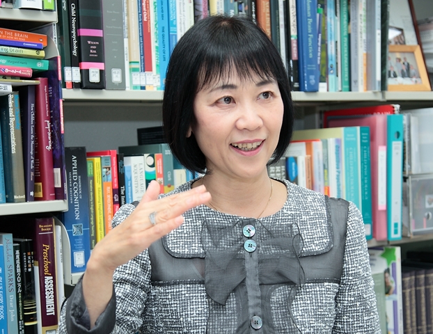 玉川大学リベラルアーツ学部の佐藤久美子教授が『基礎英語２』講師、『えいごであそぼ』総合指導を担当