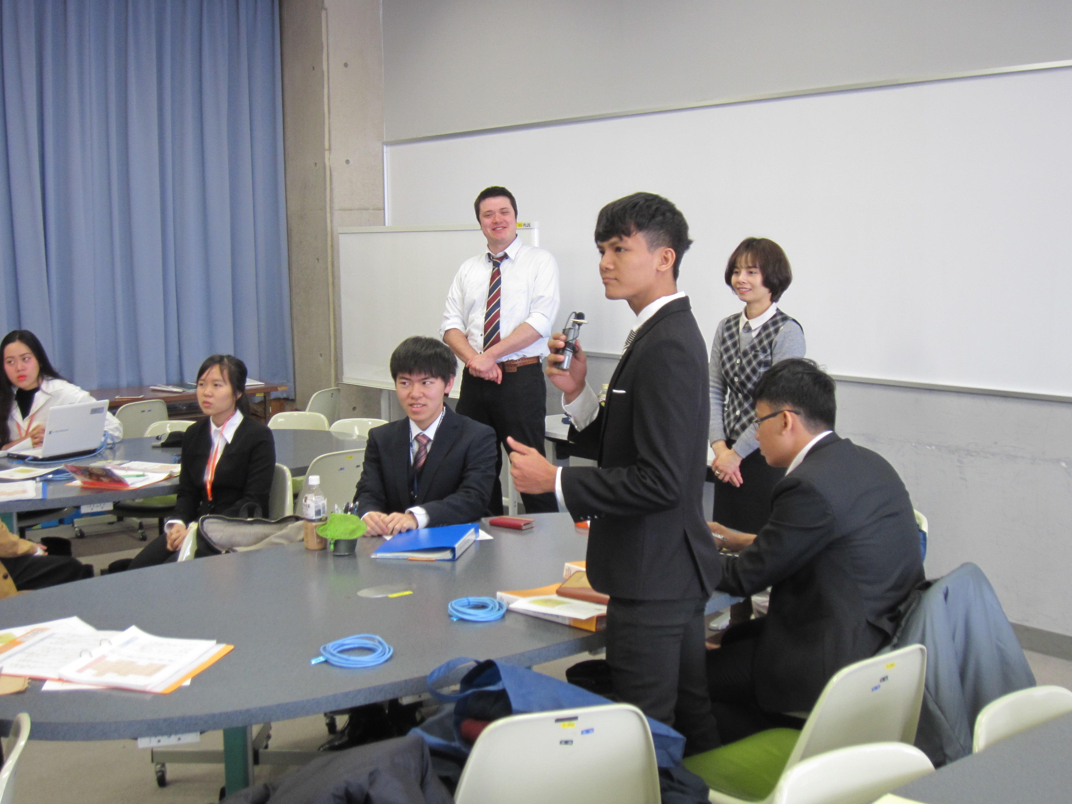 文化を超えて学生がペアを組み、企業での実習を通じて問題発見・解決に取り組む。越日工業大学（ホーチミン）の学生23名と金沢工業大学の学生23名がペアを組み（バディ制度）、日本でインターンシップを実施