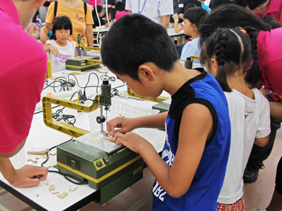 日本工業大学が学内の施設で小中学生や親子を対象とした夏の「体験教室」を開催