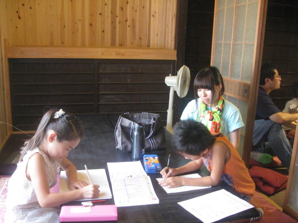 関西福祉大学が８月に「夏休み子ども塾」「なつやすみ宿題教室」を開催――在学生が地域の子どもたちの夏休みの宿題をお手伝い