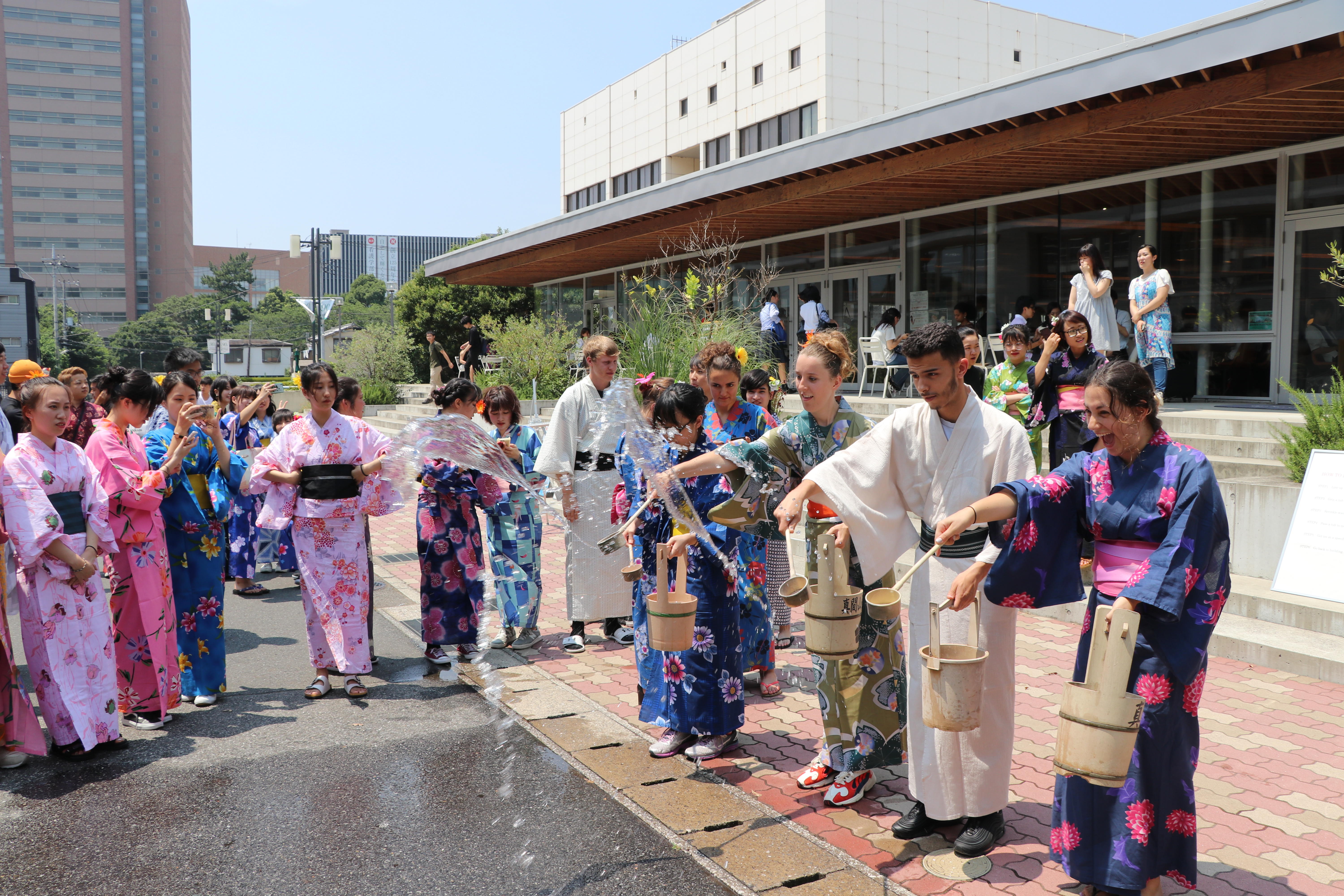 千葉商科大学「打ち水で涼しく大作戦！」　昔ながらの日本の節電アクションを体験 -- SDGs13「気候変動に具体的な対策を」